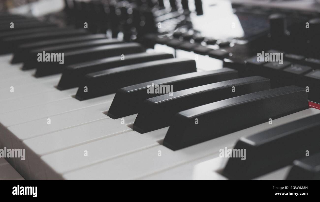 Nahaufnahme eines elektronischen Keyboard-Controllers Stockfoto