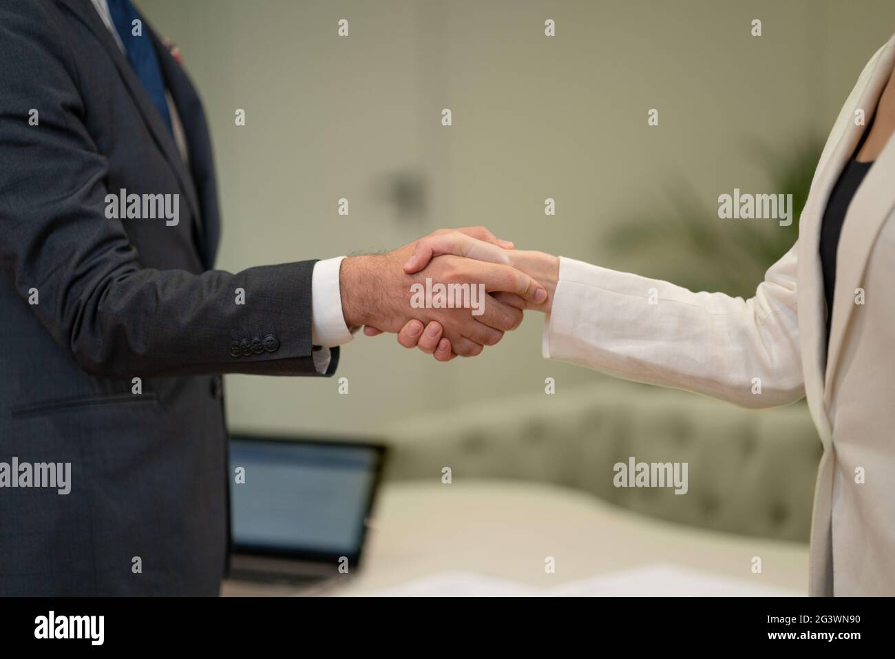 Weiblicher und männlicher Händedruck. Junge Freiberufler, die bei Geschäftstreffen im Büro gemeinsam Handshake machen. Zwei junge Busin Stockfoto