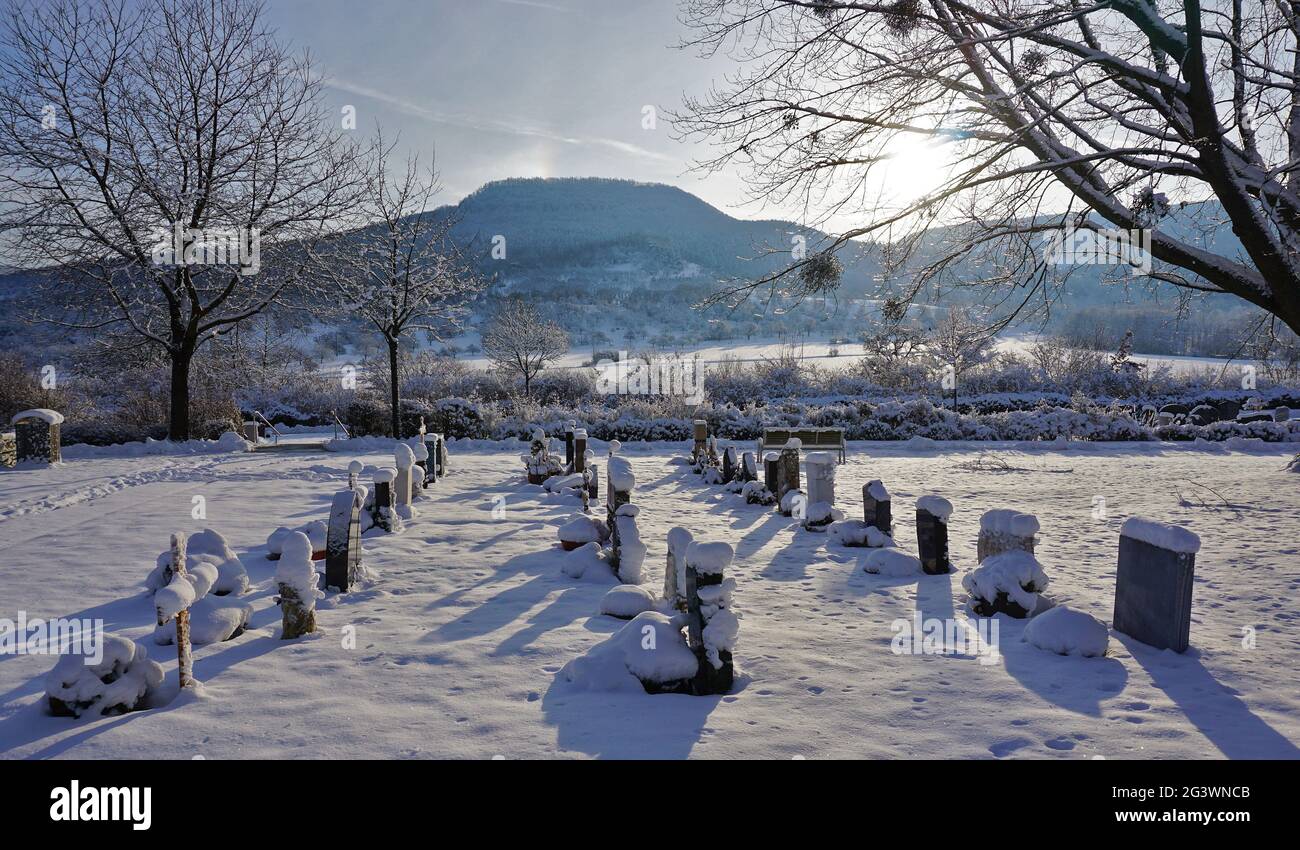 Winterfriedhof am Fuße der Schwäbischen Alpen, deutschland Stockfoto