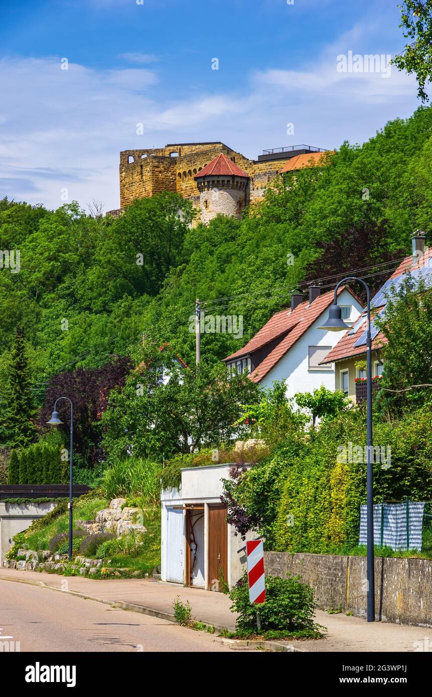Ansicht der Burgruine Hohenrechberg, einer mittelalterlichen Spornburg, von Rechberg aus gesehen, einem Vorort von Schwäbisch Gmünd, Baden-Württemberg, Deutschland. Stockfoto