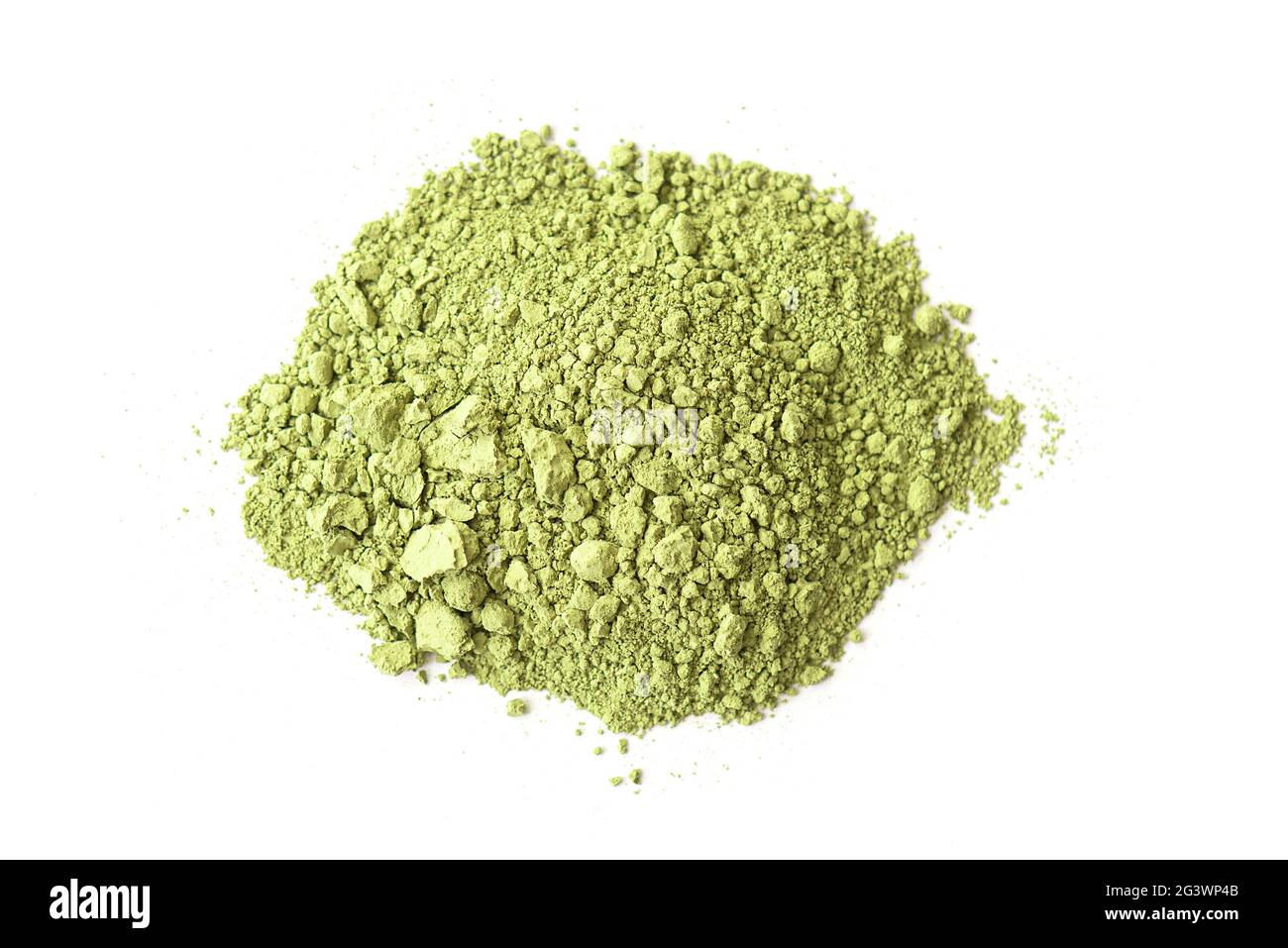 Pulver aus trockenem grünem Matcha-Tee isoliert auf weißem, Draufsicht Stockfoto