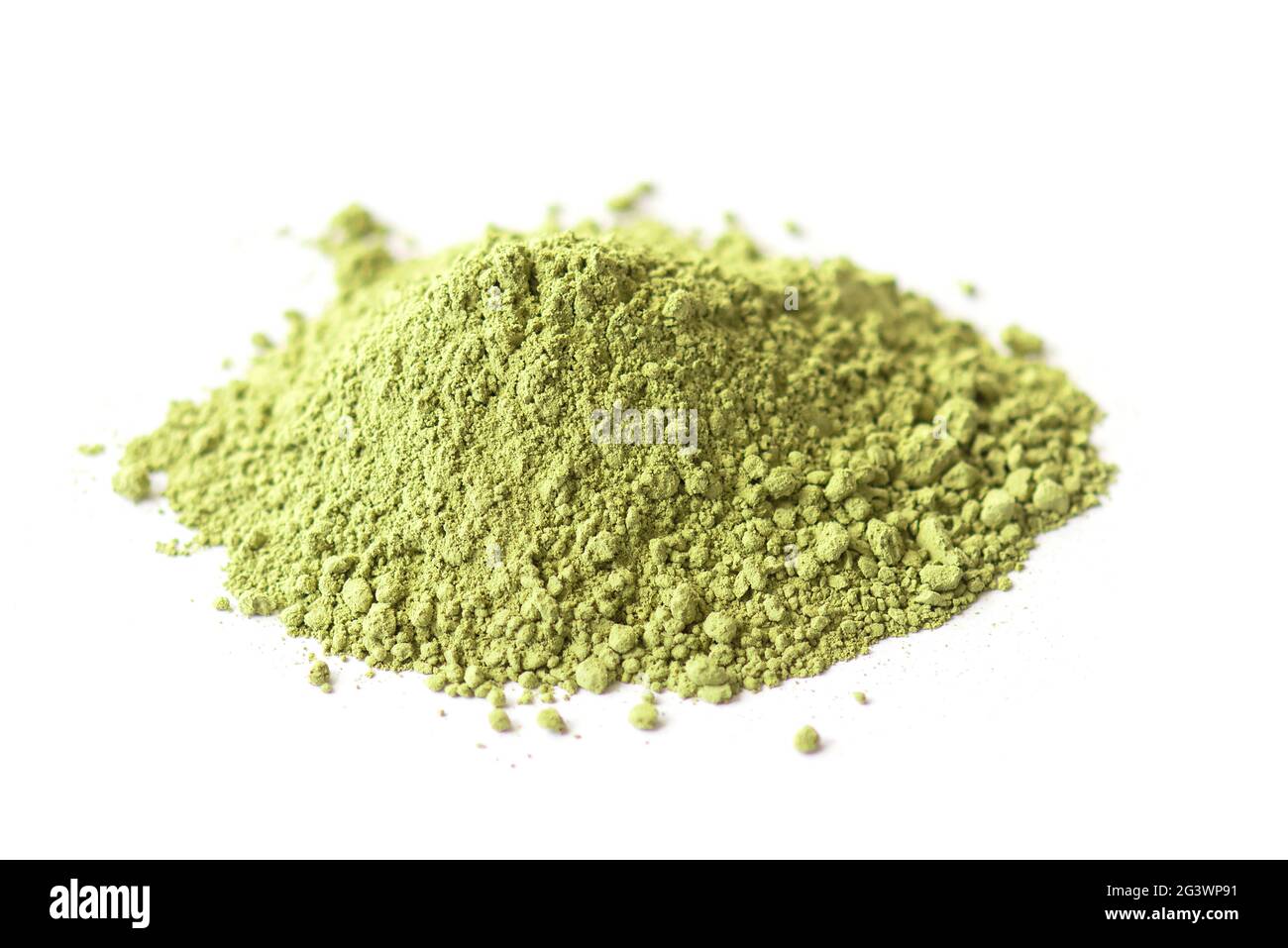Pulver aus trockenem grünem Matcha-Tee isoliert auf weißem, Seitenansicht Stockfoto