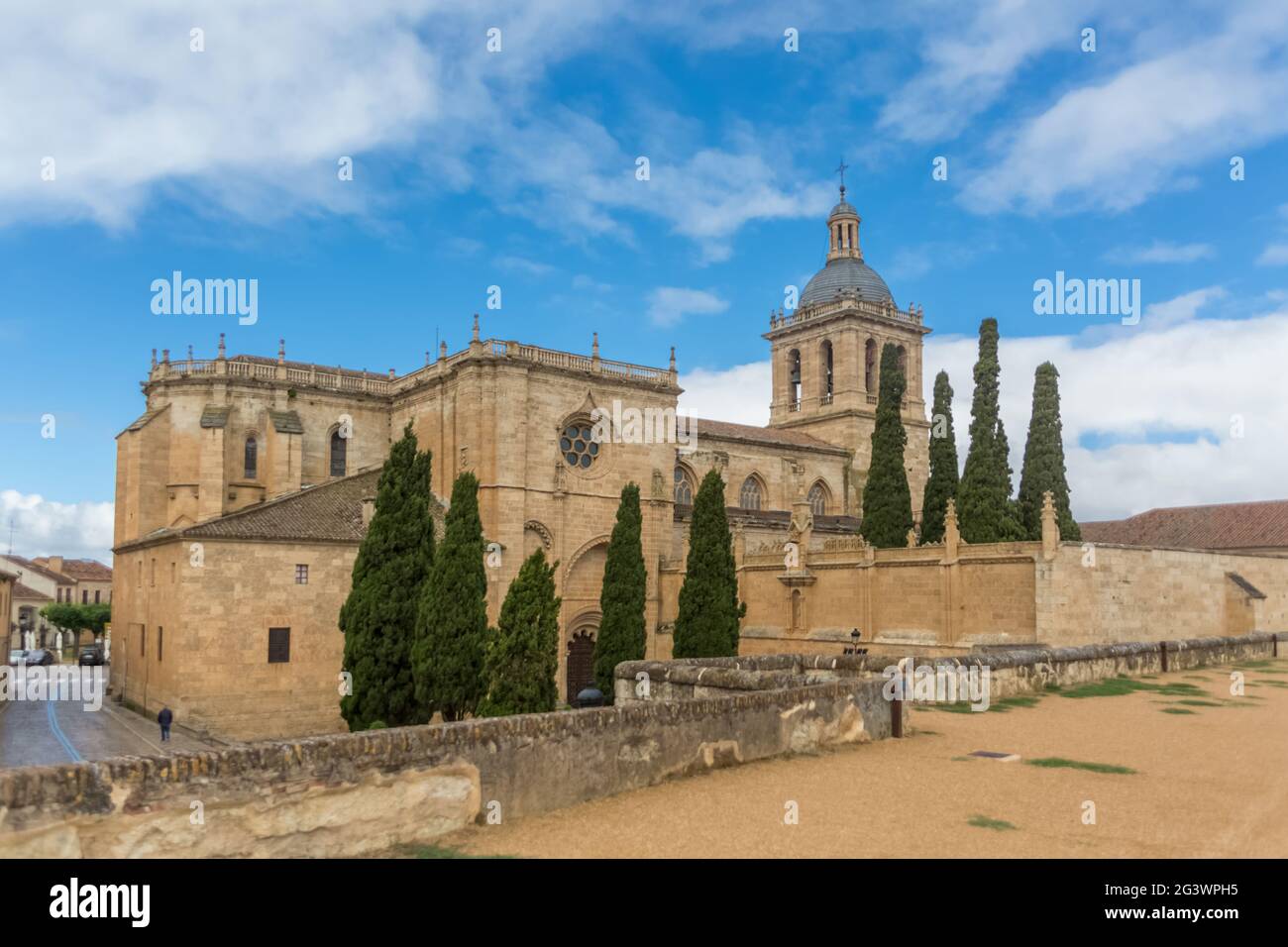 Cuidad Rodrigo / Spanien - 05 13 2021: Majestätische Frontansicht des ikonischen gebäudes der spanischen romanischen Architektur an der Kathedrale von Cuidad Rodrigo, Turm Stockfoto