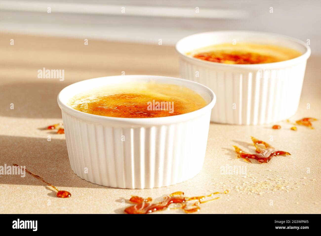 Creme Brulee: Traditionelles dessert mit französischer Vanillecreme auf beigefarbenem Hintergrund. Stockfoto