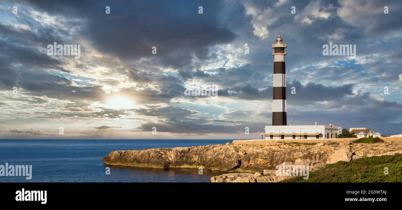 Landschaftlich schöner Leuchtturm von Artrutx bei Sonnenuntergang in Menorca, Spanien Stockfoto