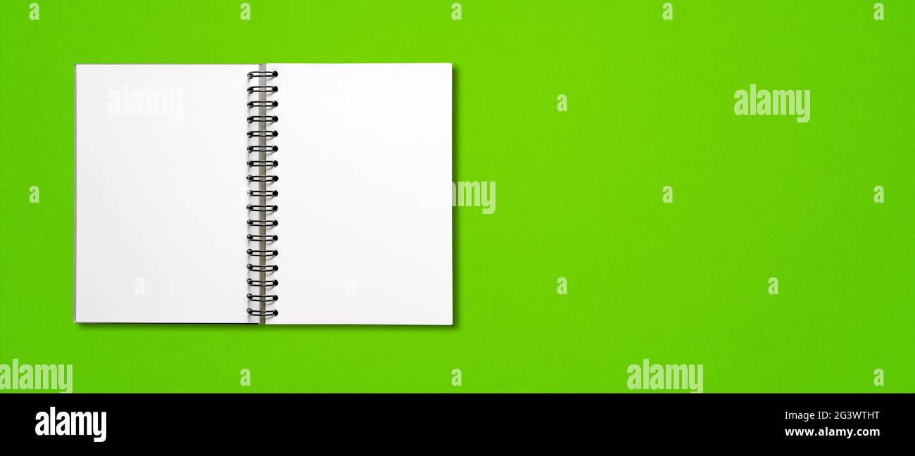 Leeres Notizbuch mit offener Spirale, isoliert auf grünem Banner Stockfoto