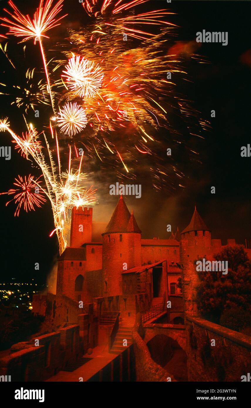 FRANKREICH. AUDE (11) MITTELALTERLICHE ZITADELLE VON CARCASSONNE. FEUERWERK AM 14. JULI (TAG DER BASTILLE) Stockfoto