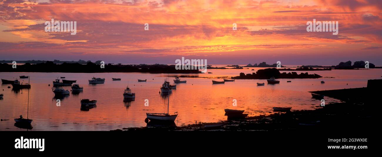 FRANKREICH. FINISTERE (29) BRETAGNE. DAS ABER-LAND. DIE KÜSTE NAHE DER VIERGE INSEL BEI SONNENUNTERGANG Stockfoto