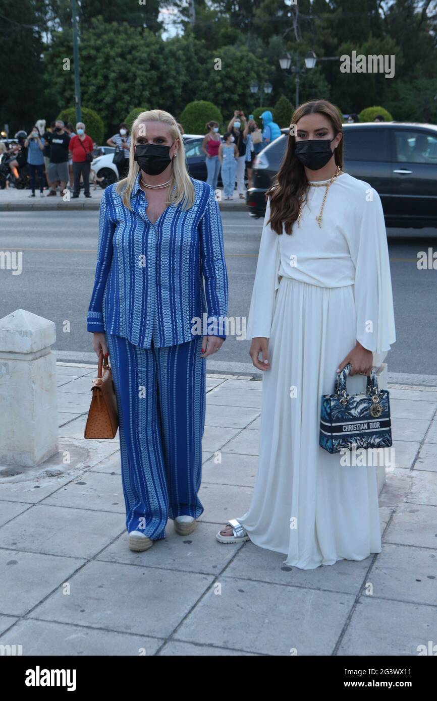 17. Juni 2021, Athen, Griechenland: Die griechische Profi-Tennisspielerin MARIA SAKKARI und ihre Mutter kommen zur Dior-Modenschau im Panathenaic-Stadion in Griechenland an (Bild: © Aristidis VafeiadakisZUMA Wire) Stockfoto