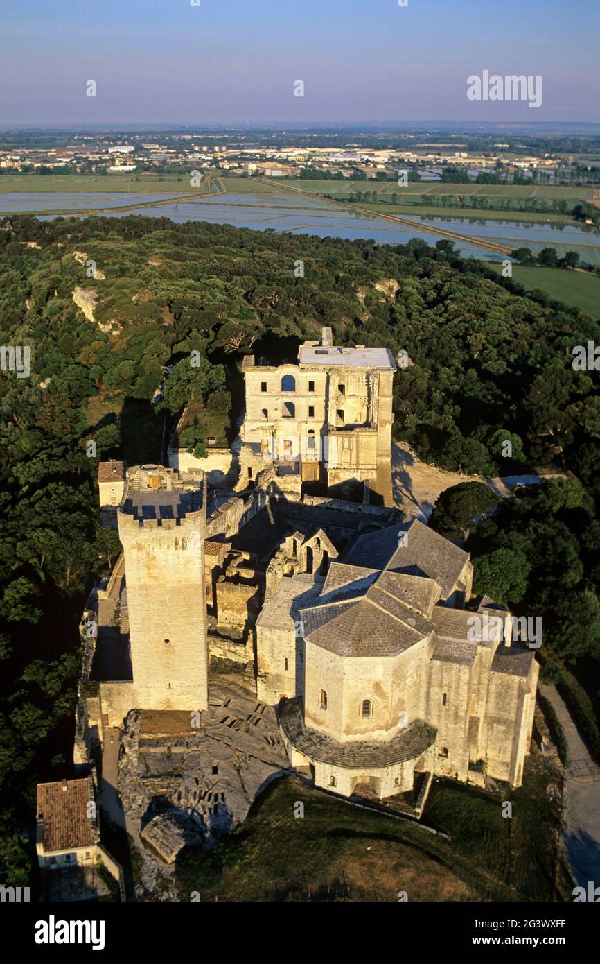 FRANKREICH. BOUCHES-DU-RHONE (13) BEI ARLES. LUFTAUFNAHME DER BENEDIKTINERABTEI VON MONTMAJOUR, DIE ALS HISTORISCHES MONUMENT GELISTET IST. ZWEI MONASTISCHE SETS VON GOTH Stockfoto