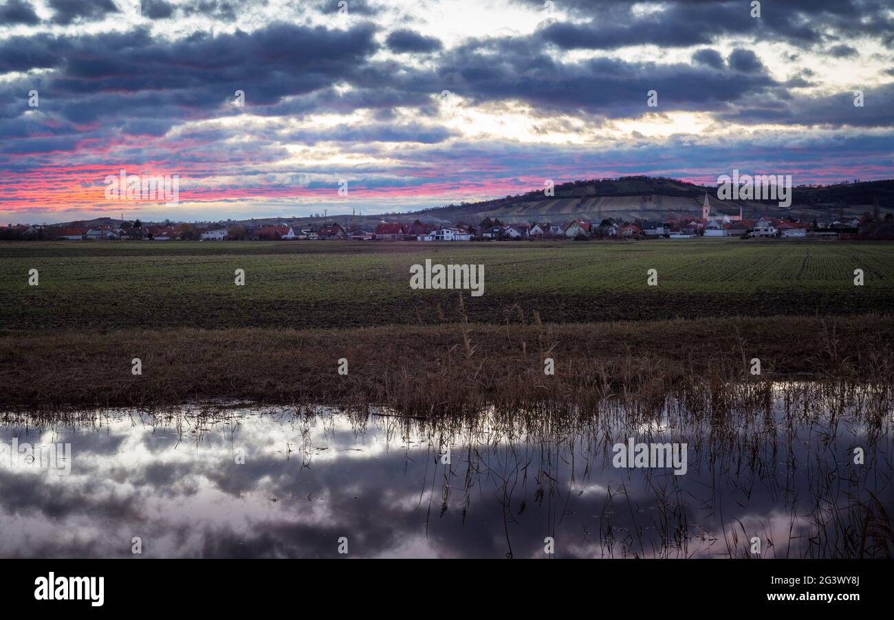 Schöner Himmel über dem Dorf SchÃ¼tzen im Burgenland bei Sonnenaufgang Stockfoto