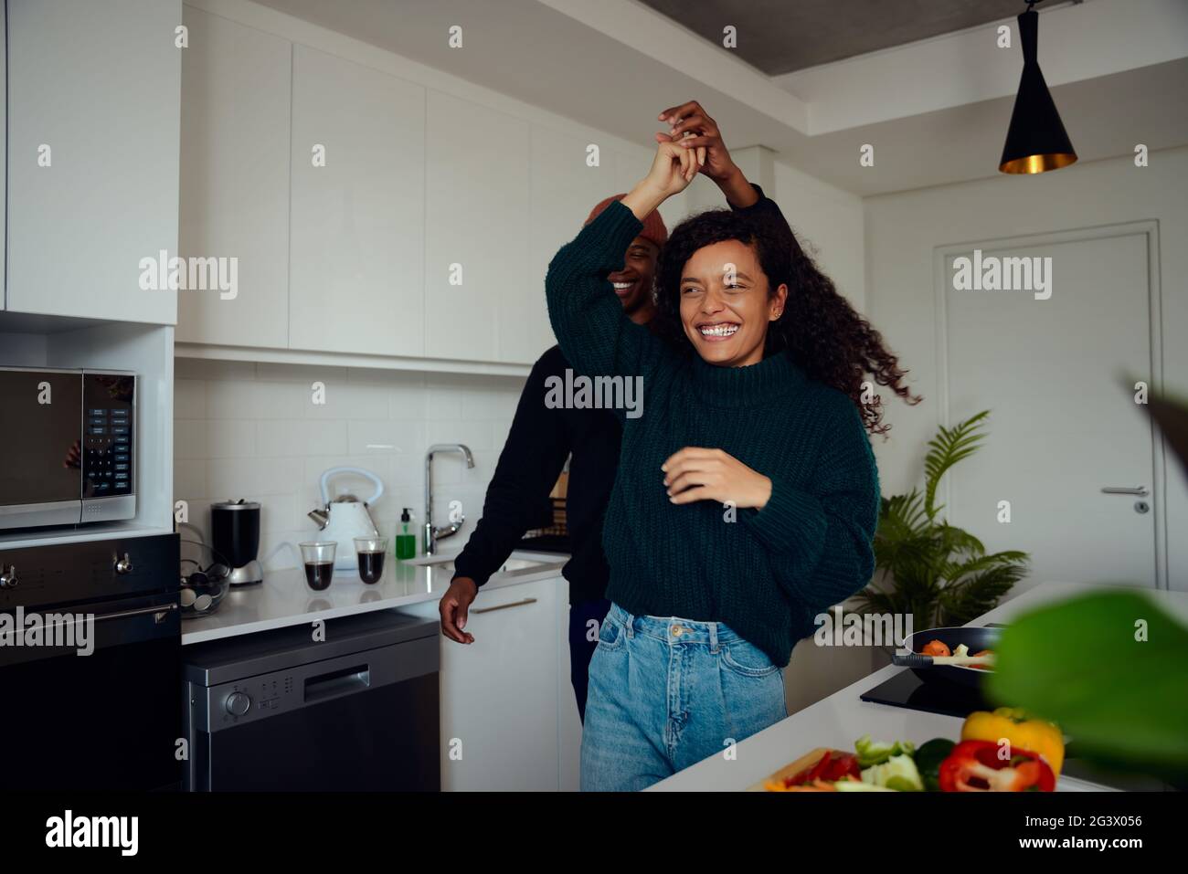 Gemischtes Rennpaar mit Spaß in der Küche. Gemischtes Rennpaar tanzt zusammen. Hochwertige Fotos Stockfoto