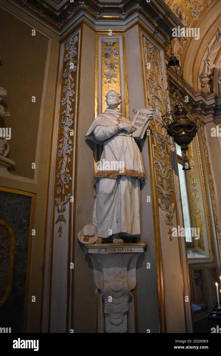 Ravenna. Ravenna. Basilika Sant Apollinare Nuovo. Kapelle des heiligen Antonius von Padua. Statue der heiligen Bonaventura. Stockfoto