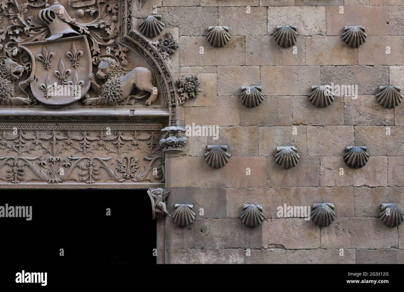 Fassade des Hauses der Muscheln in Salamanca. Spanien Stockfoto