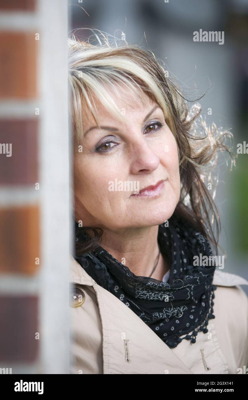 Nachdenklicher Blick zur Seite Stockfoto