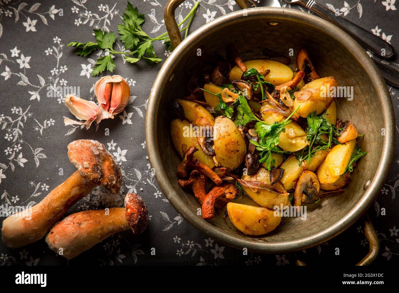 Gebratene Kartoffeln im Landhausstil mit Zwiebeln und geschmorten ...