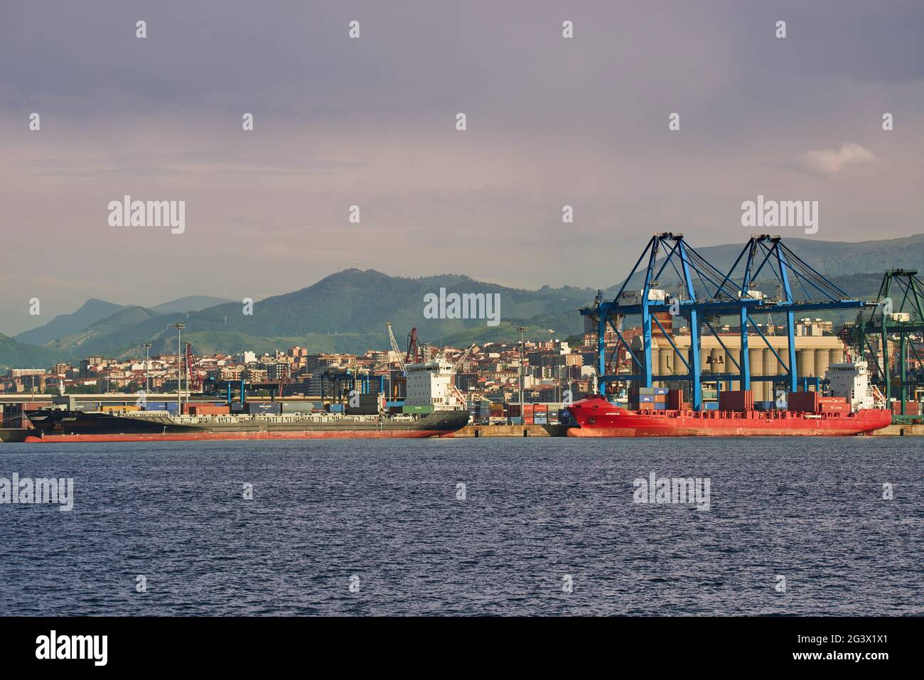 Ansicht der Schiffe im Terminal im Hafen von Bilbao, Biskaya, Baskenland, Euskadi, Spanien, Europa Stockfoto
