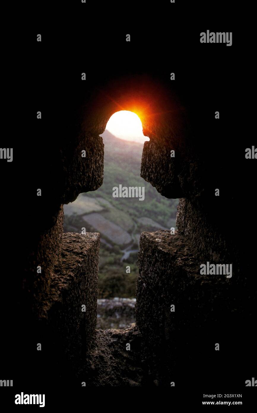 FRANKREICH. AUDE (11), KREUZFÖRMIGES FENSTER DER TERMESCASTLE, PAYS CATHARE Stockfoto