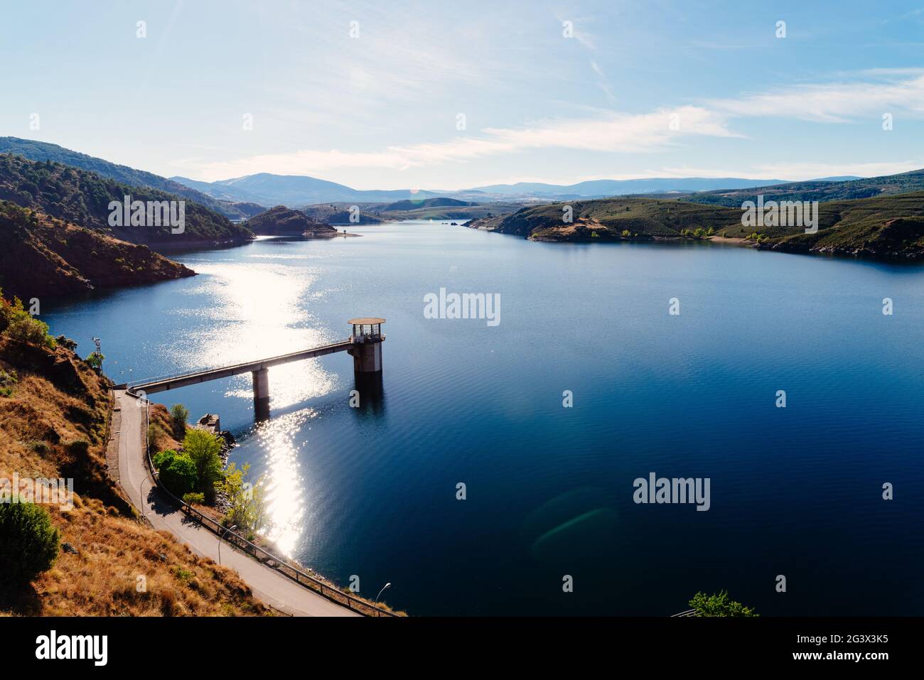 Der Atazar Stausee und Staudamm in der Bergkette von Madrid Stockfoto