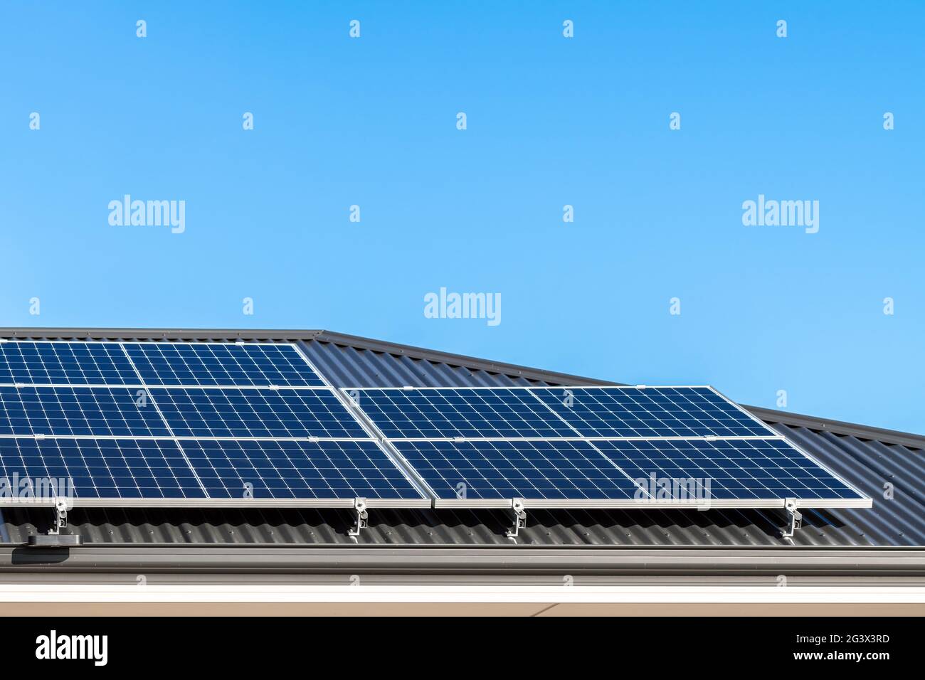 An einem Tag in Australien brandneue Sonnenkollektoren auf einem Hausdach Stockfoto