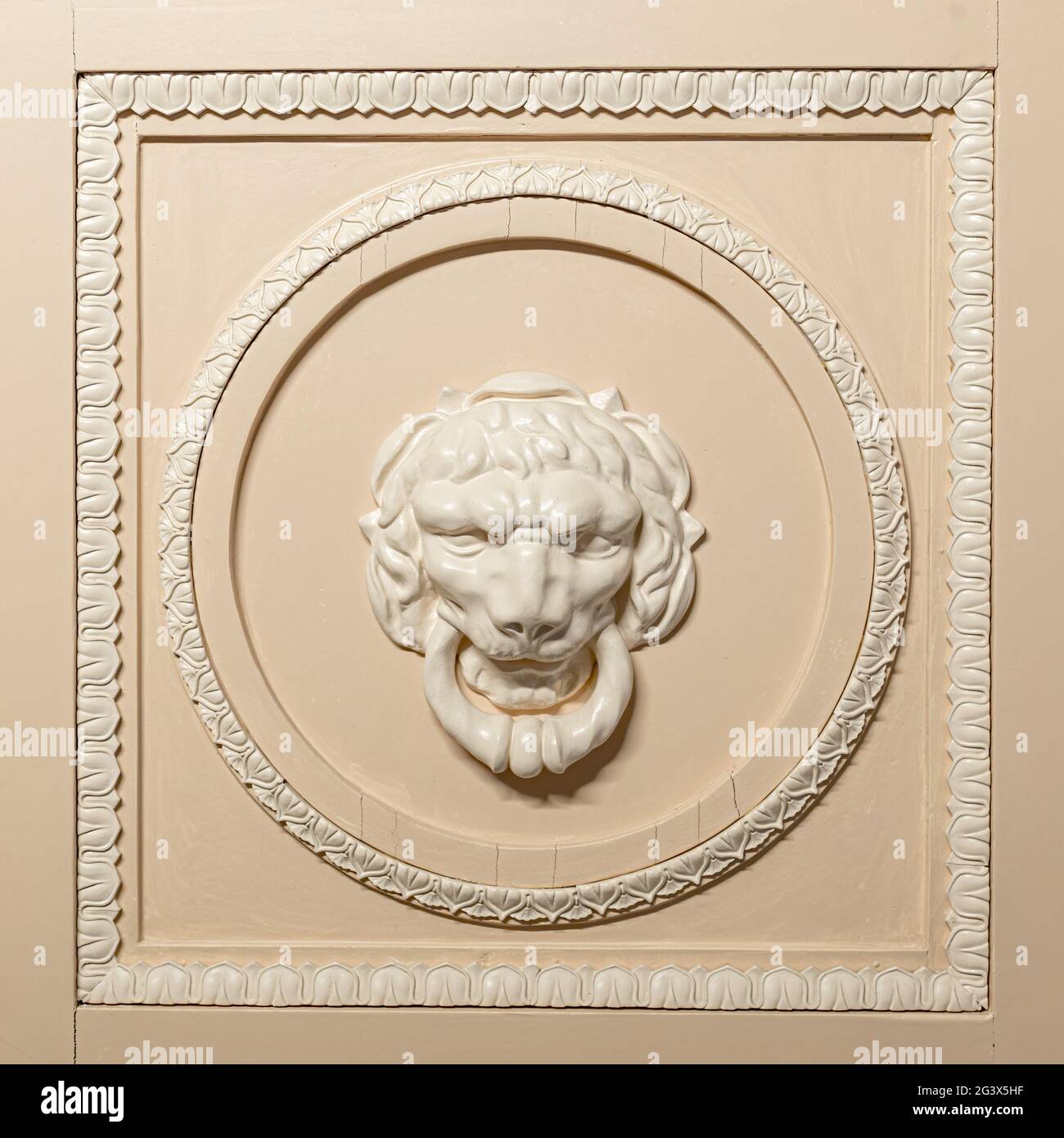 Löwenkopf antike Innenwand Skulptur Dekoration Stockfoto