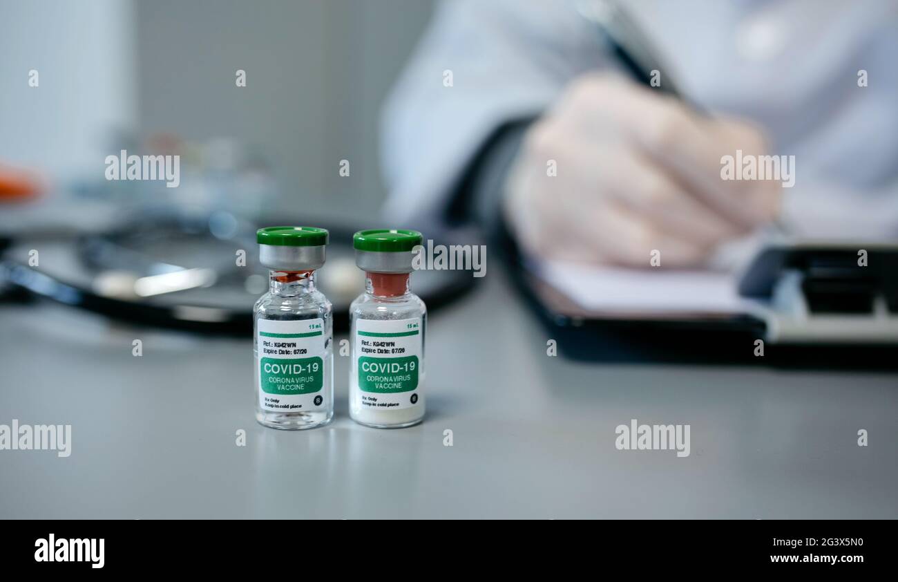Zwei Fläschchen mit Coronavirus-Impfstoff Stockfoto