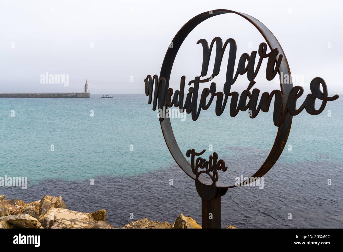 Melden Sie sich auf der Insel Palomas in Tarifa mit dem Mittelmeer hinter sich an Stockfoto