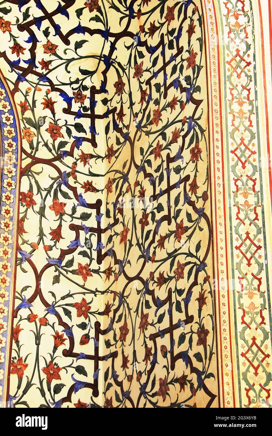 Blumenmotiv an der Wand Stockfoto