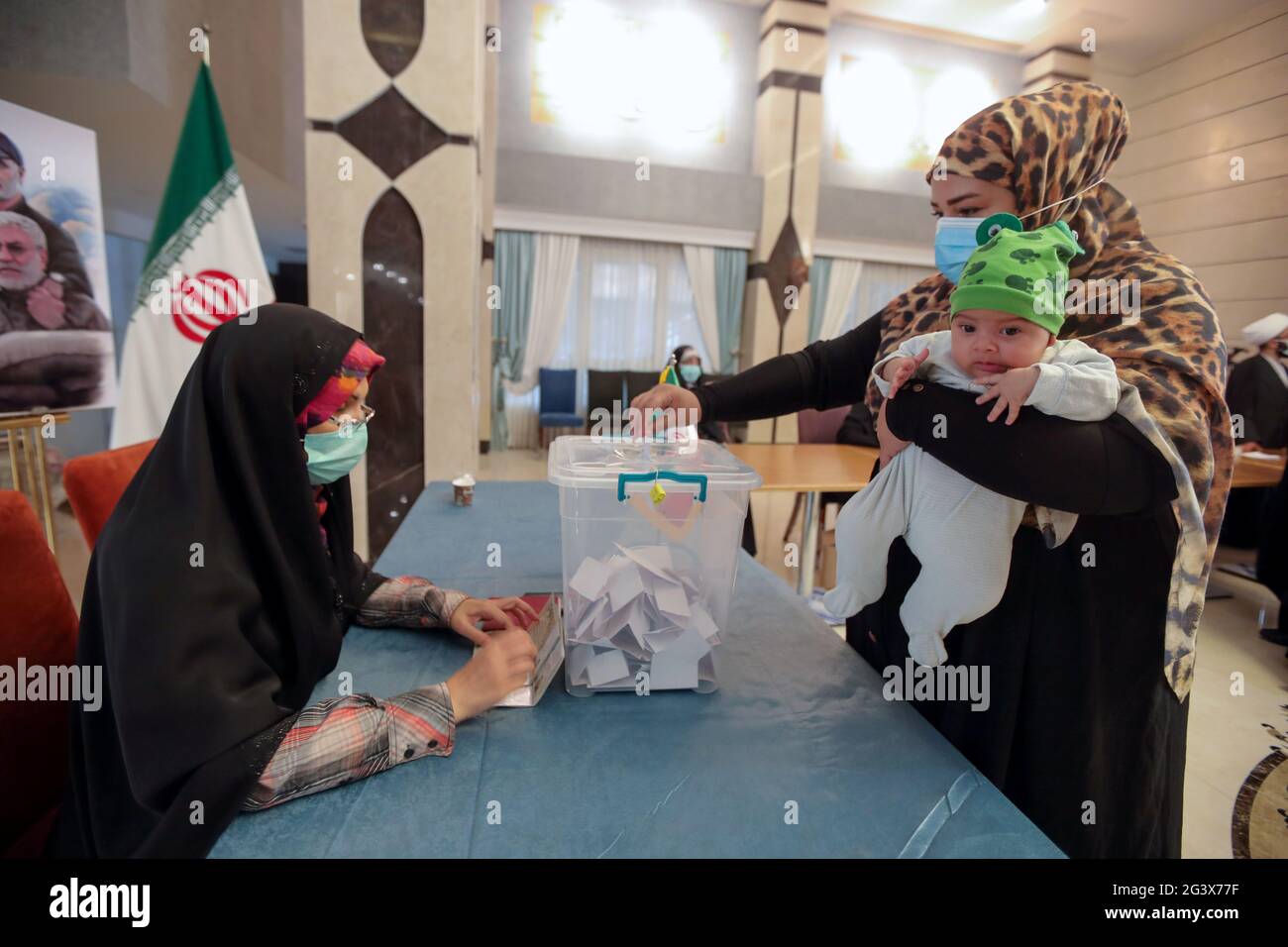 Eine Iranerin stimmt während der iranischen Präsidentschaftswahlen in einem Wahllokal des iranischen Konsulats in Najaf, Irak, am 18. Juni 2021 ab. REUTERS/Alaa Al-Marjani Stockfoto