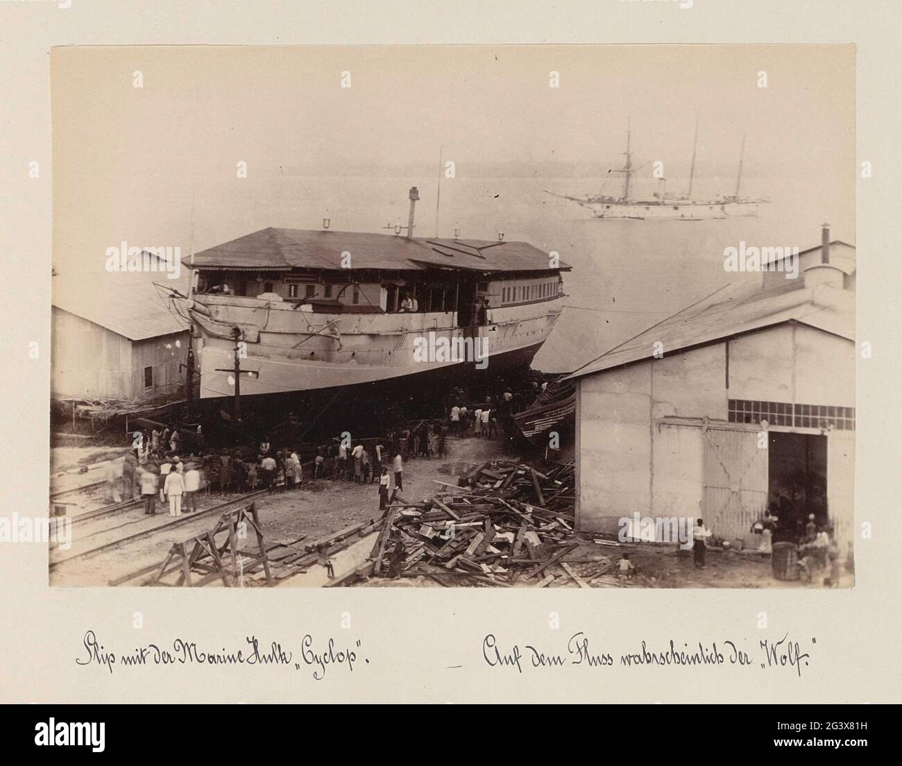 Meereshang in Kamerun mit den Schiffen 'Cyclop' und (vermutlich) 'Wolf'. Der 'Cyclop' war (wahrscheinlich) ein sogenannter 'Hulk', ein ausrangiertes Schiff, das nicht seetüchtig war und als Handelsposten diente. Teil des Fotoalbums mit Aufnahmen von Kamerun um 1899. Stockfoto