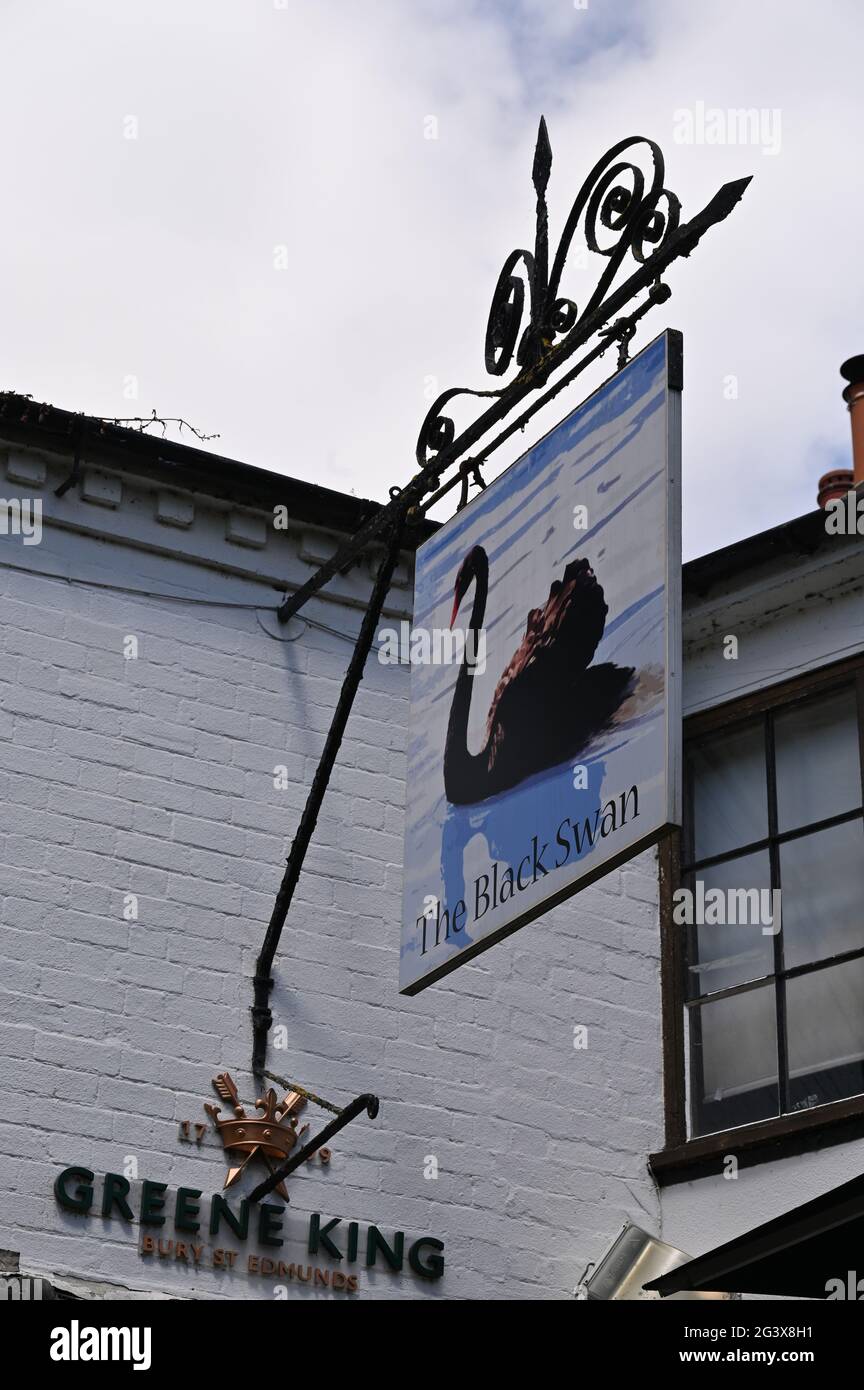 Black Swan Pub Schild, Waterside, Stratford upon Avon, Warwickshire. Der Pub ist auch liebevoll als Dirty Duck bekannt Stockfoto