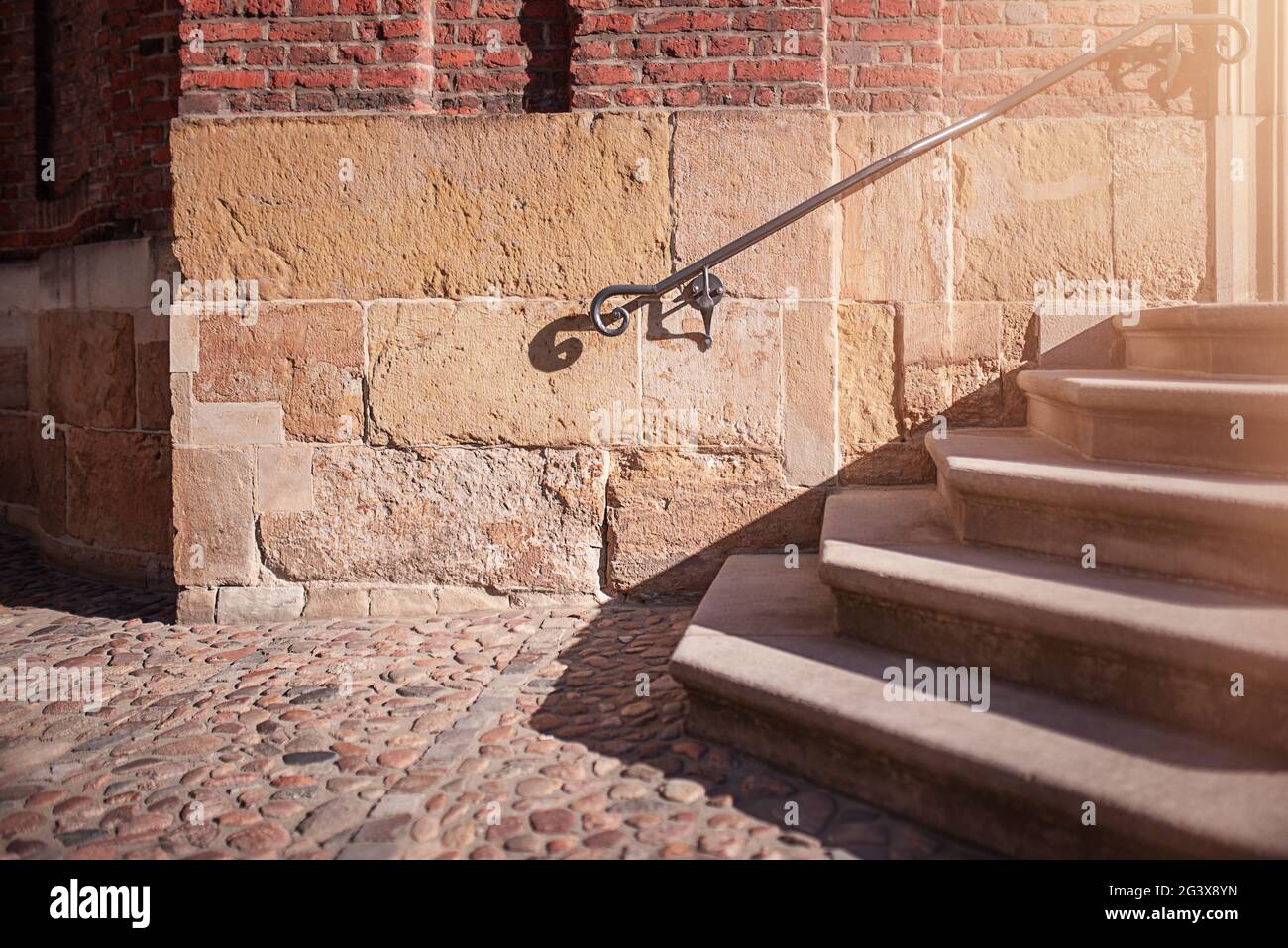 Blick auf die alten Steintreppen der gotischen historischen Kirche im Morgenlicht. Stockfoto