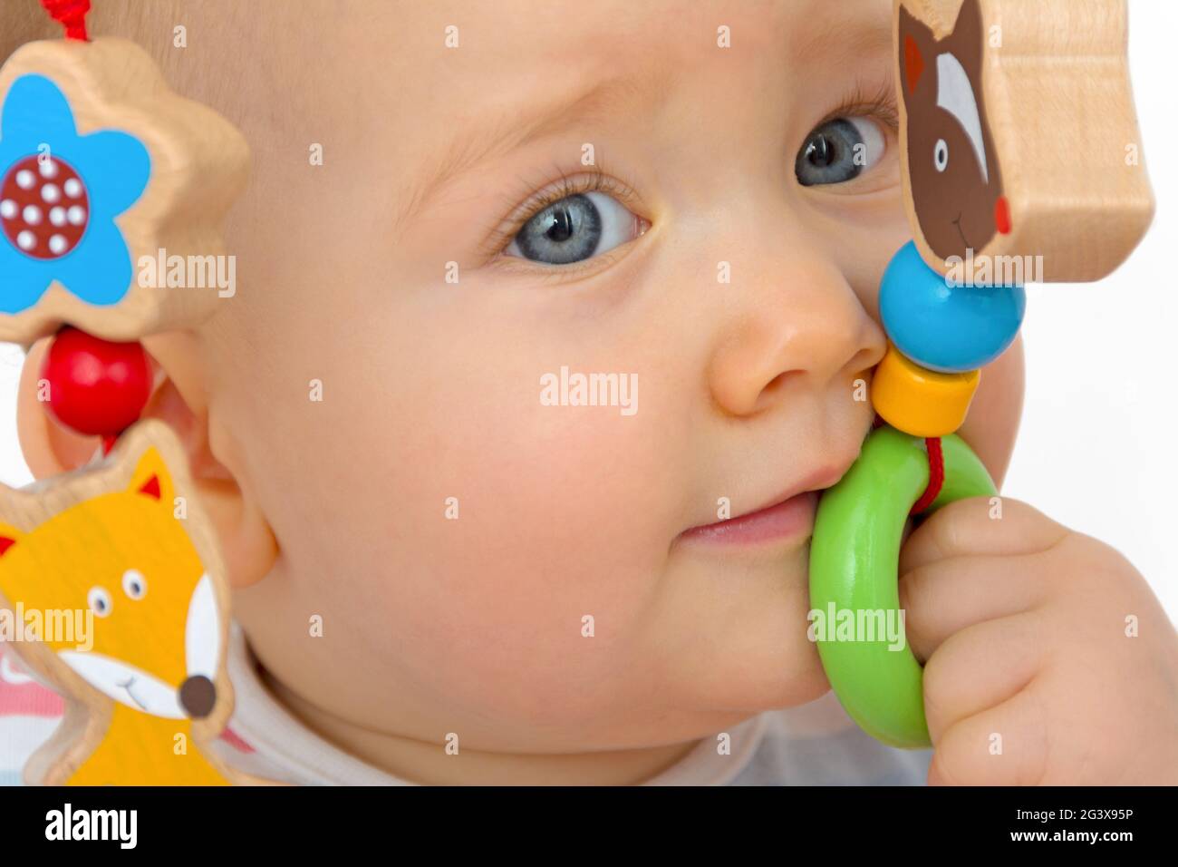 Baby spielt mit Holzspielzeug Stockfoto