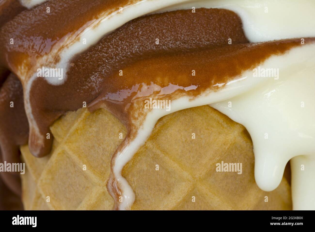 Schokoladeneis mit Vanille schmilzt Stockfoto