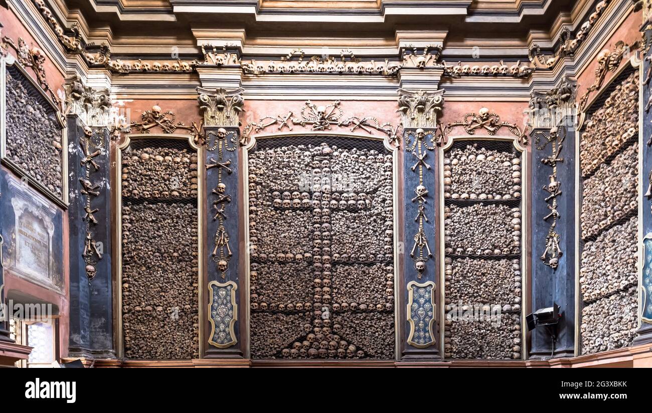 Mailand, Italien. Beinhaus-Kapelle in der Kirche San Bernardino alle Ossa. Stockfoto