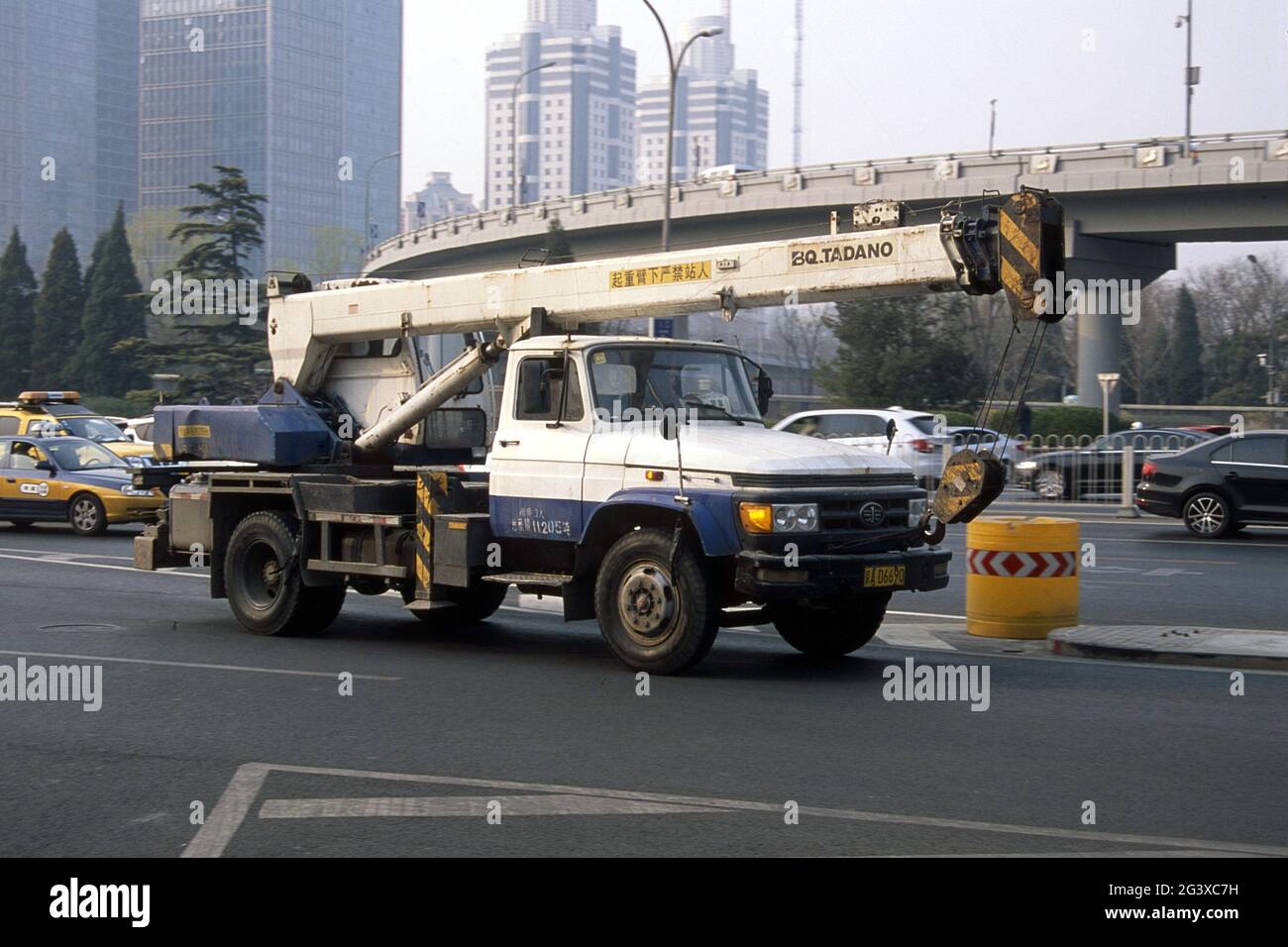 Ein Kranwagen auf der 3. Ringstraße, Peking. Stockfoto