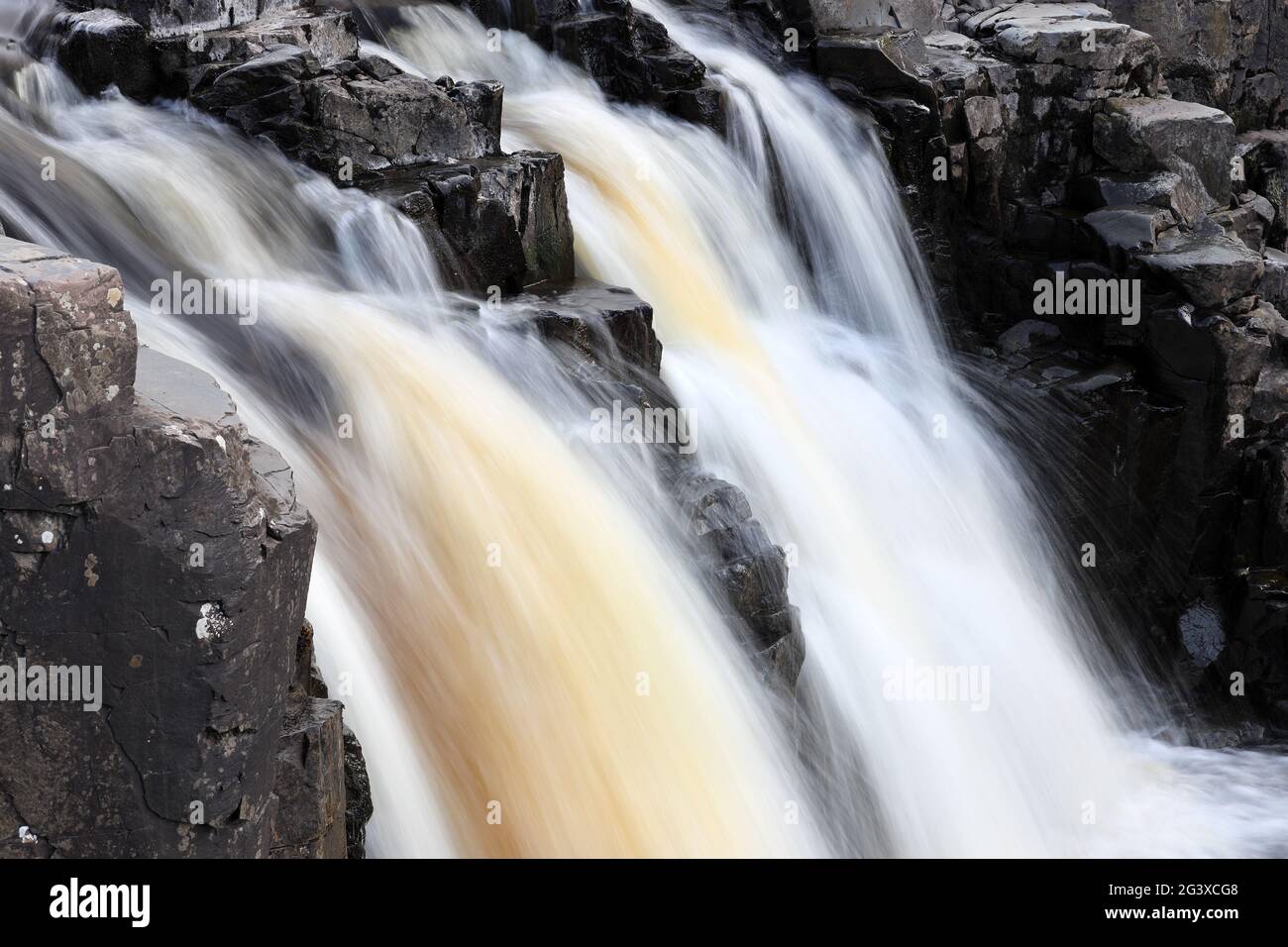Die River Tees fließen über die Dark Whinsill Rocks in Low Force, Bowlees, Teesdale, County Durham, Großbritannien Stockfoto