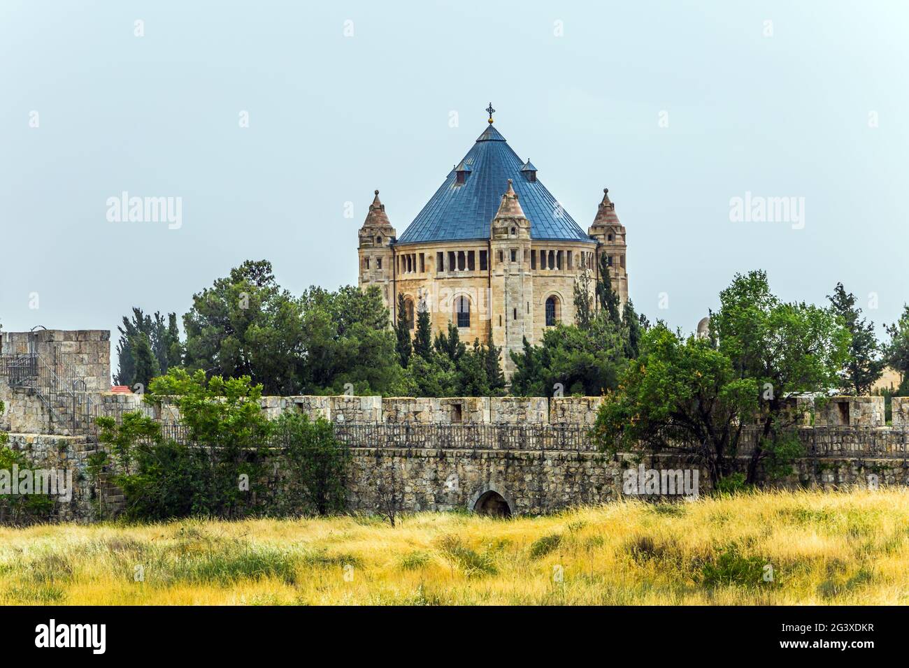 Christlicher Tempel in der Nähe von Mauern Stockfoto