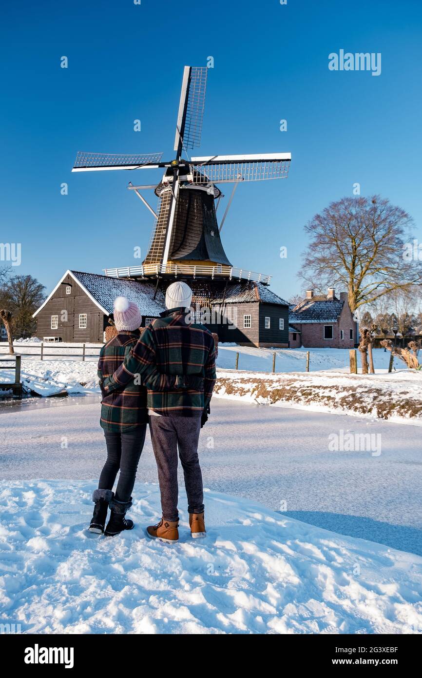 Pelmolen Ter Horst, Rijssen bedeckt von verschneiten Landschaften in Overijssel Niederlande, historische Windmühle im Winter mit Weiß Stockfoto