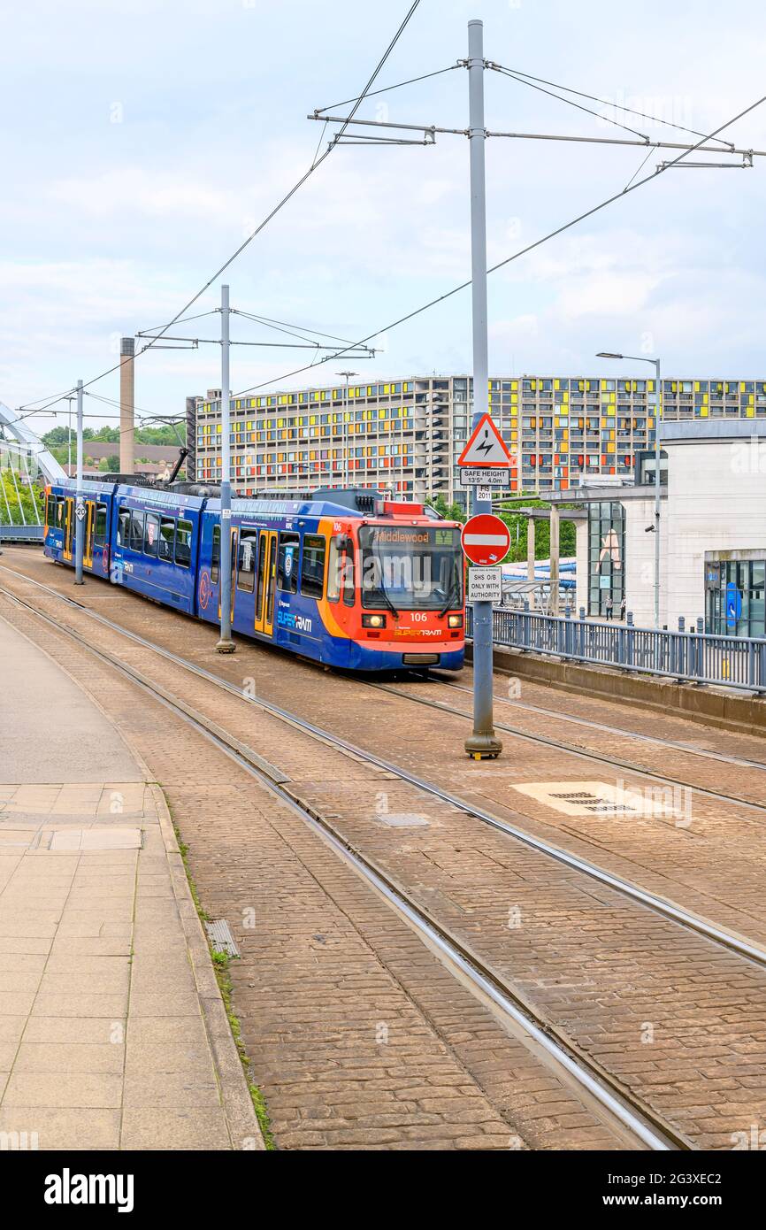 Die moderne Straßenbahn fährt nun am Park Hill-Anwesen in Sheffield vorbei, das als Ersatz für viktorianische Slums errichtet wurde. Urban Splash hat Park Hill wieder zum Leben erweckt Stockfoto