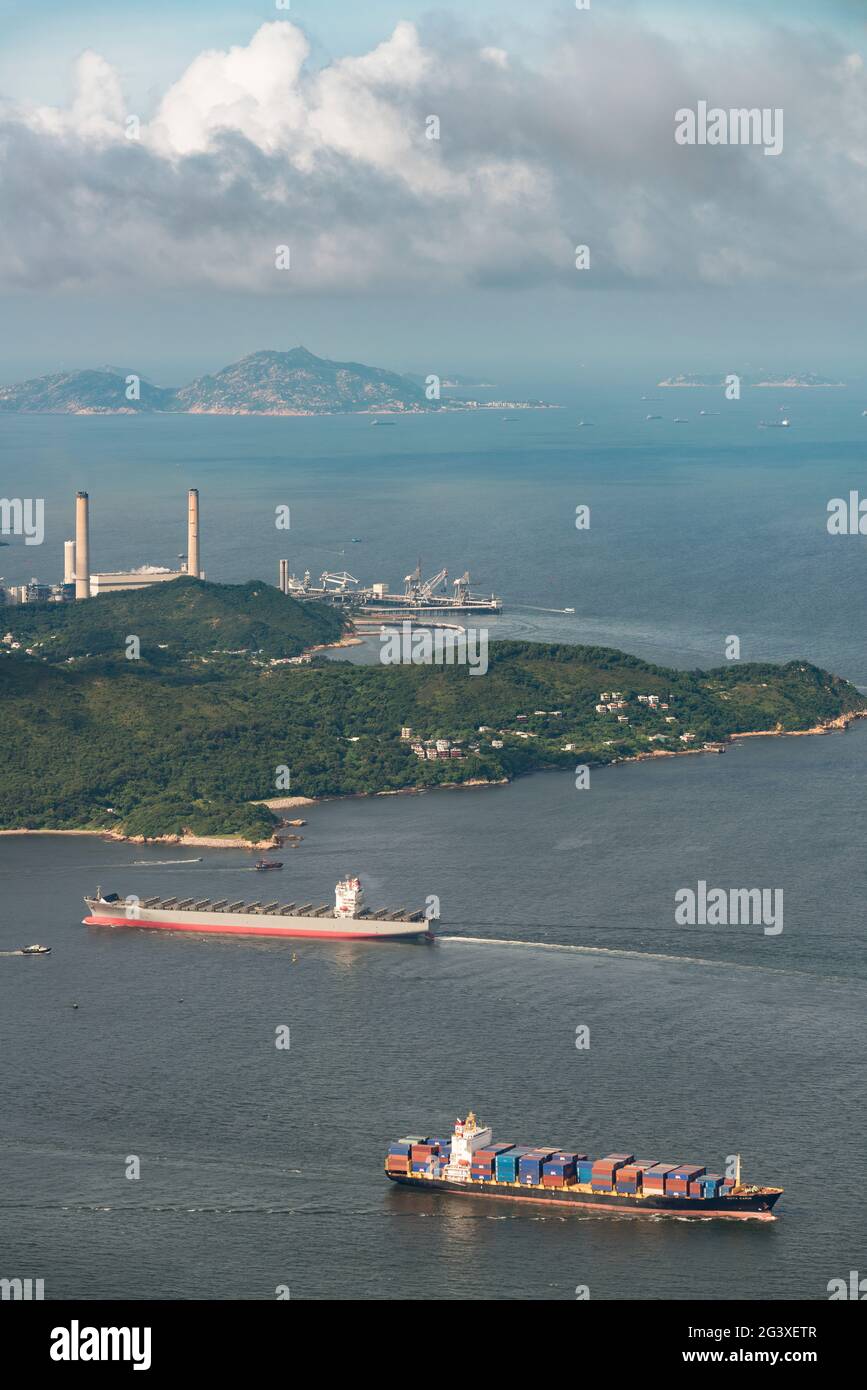 Containerschiffe im East Lamma Channel dampfen an der Nordspitze der Lamma Island, Hongkong vorbei Stockfoto