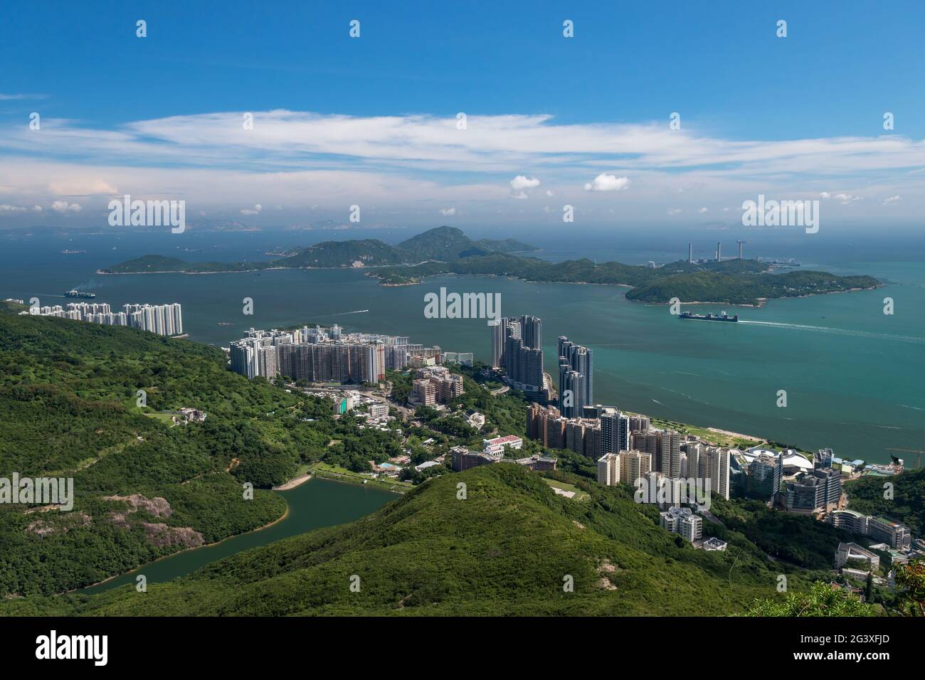 Schiffe im East Lamma Channel laufen am Tech-Hub Cyberport und den Hochhäusern von Pok Fu Lam, Hong Kong Island, vorbei Stockfoto