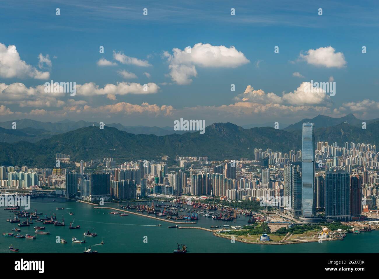 Die New Yau Ma Tei Typhoon Shelter am westlichen Ende des Victoria Harbour und das Hochhaus von Kowloon vom Peak aus gesehen auf Hong Kong Island (2012) Stockfoto