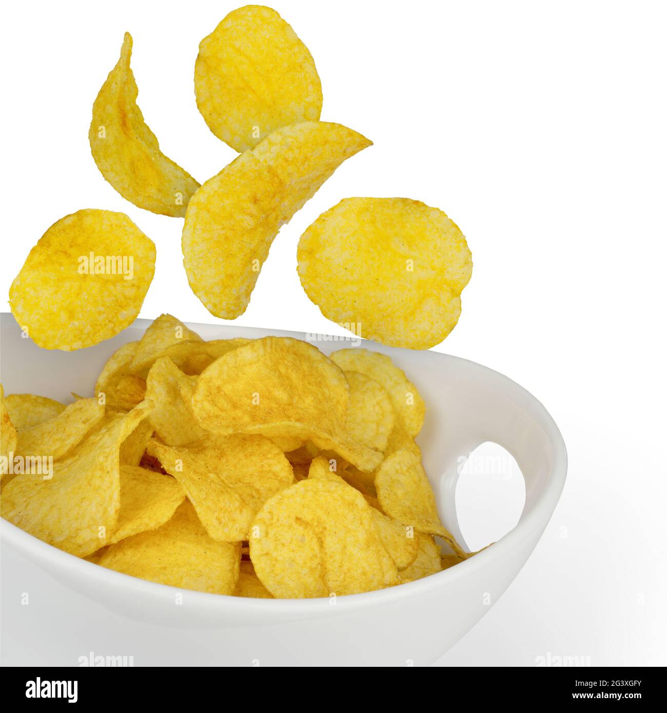 Kartoffelchips fallen in die Schüssel Stockfoto