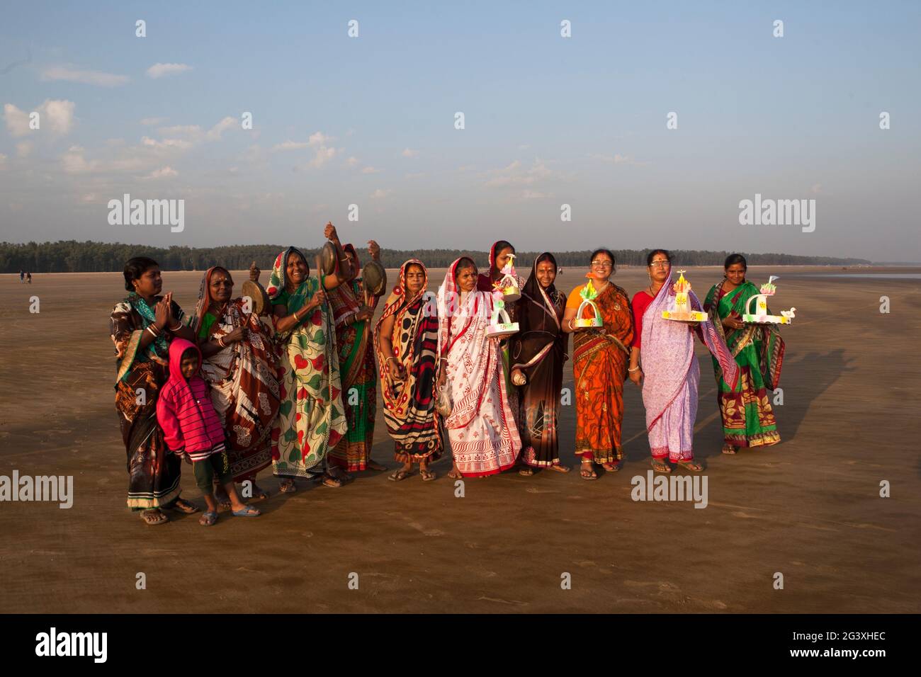 Anhänger segeln Modellboote im Meer anlässlich der 'Boitha Bandana', einer uralten Tradition, die an die glorreiche maritime Vergangenheit von Kalinga erinnert. Stockfoto