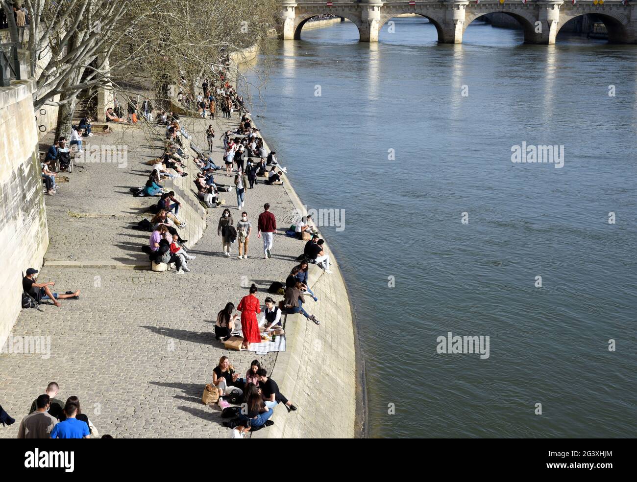 Paris (Frankreich): Ausbruch des Coronavirus, Covid 19. Menschen, Menschenmenge an der seine am 2021/02/24 Stockfoto