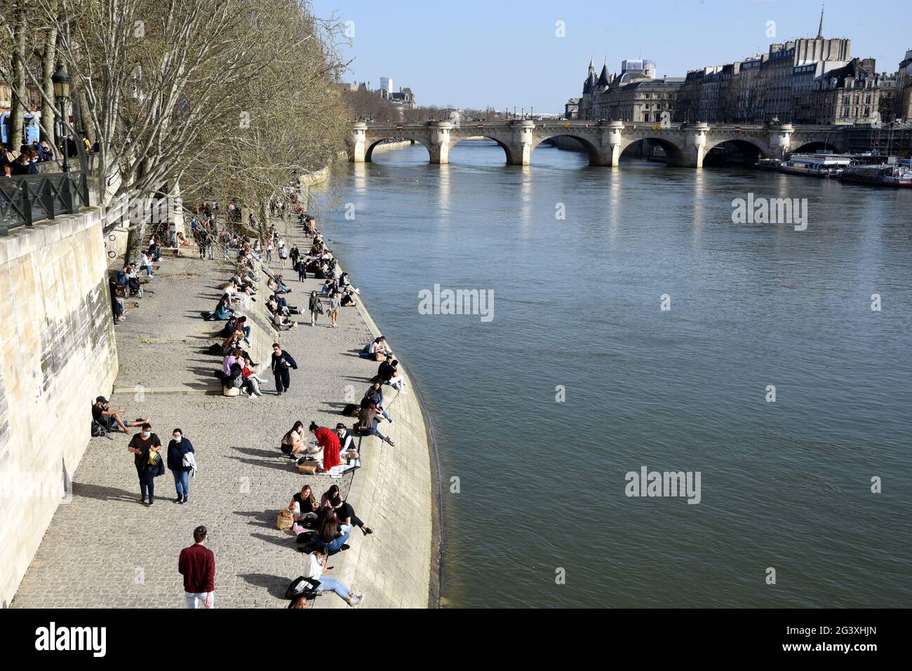 Paris (Frankreich): Ausbruch des Coronavirus, Covid 19. Menschen, Menschenmenge an der seine am 2021/02/24 Stockfoto