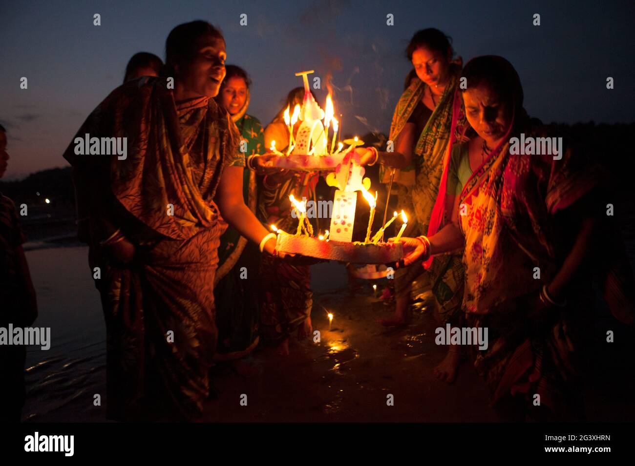 Anhänger segeln Modellboote im Meer anlässlich der 'Boitha Bandana', einer uralten Tradition, die an die glorreiche maritime Vergangenheit von Kalinga erinnert. Stockfoto