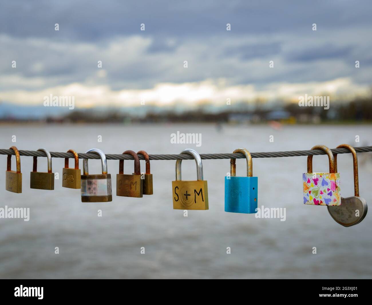 Romance schließt Vorhängeschlösser auf einem Draht am Neusiedlersee Stockfoto
