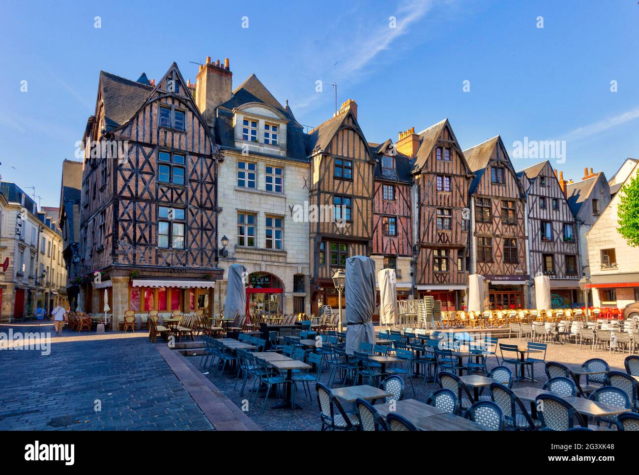 Tours (Zentralfrankreich): Platz 'Place Plumereau' in der Altstadt von Tours, im Herzen des historischen Zentrums. Es gibt mehrere Halbzeit Stockfoto